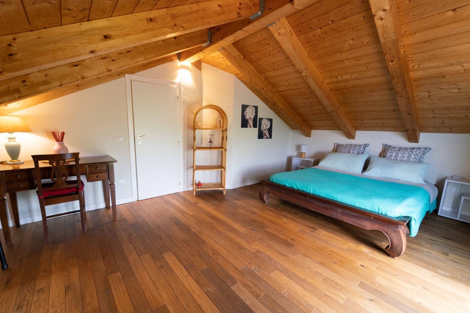 Camera del duplex L'Oltremare con soffitto in legno